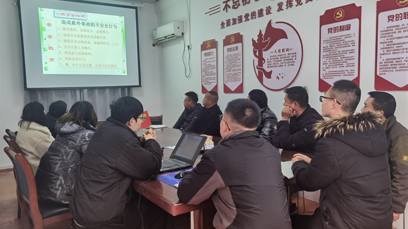 以下是一些电工培训教材推荐：
